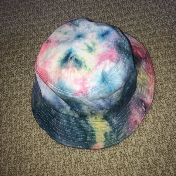 TIE-DYE BUCKET HATS - Picture 4 of 5